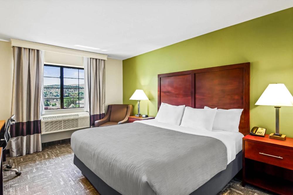 King Room - Non-Smoking interior